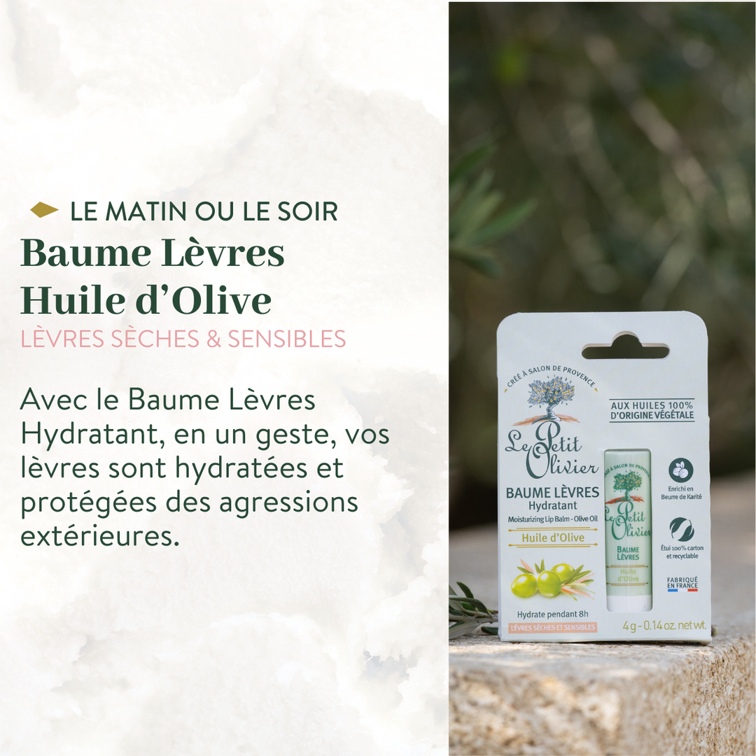 Un emballage du produit « Le Petit Olivier Rituel Soin Visage Complet Douceur » est posé à l'extérieur sur une surface en pierre entourée de verdure ; on y lit un texte en français décrivant son action douce pour les peaux normales à sèches, grâce à ses ingrédients naturels à base d'olive.