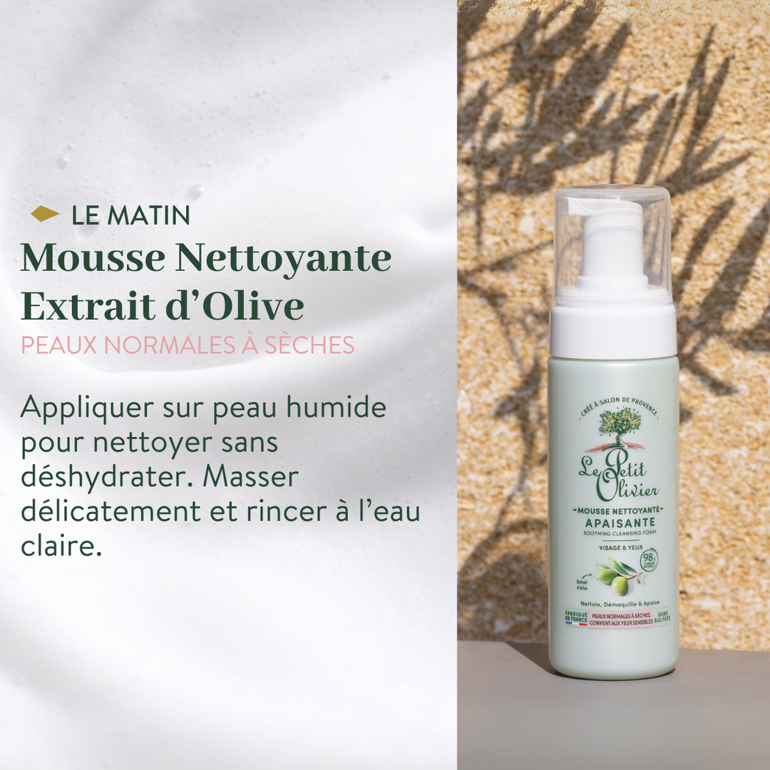 Un flacon de « Le Petit Olivier Rituel Soin Visage Complet Douceur » est posé sur une surface ; sur le côté gauche, sur un fond légèrement éclairé, figurent le mode d'emploi en français et la description du produit pour les peaux normales à sèches.