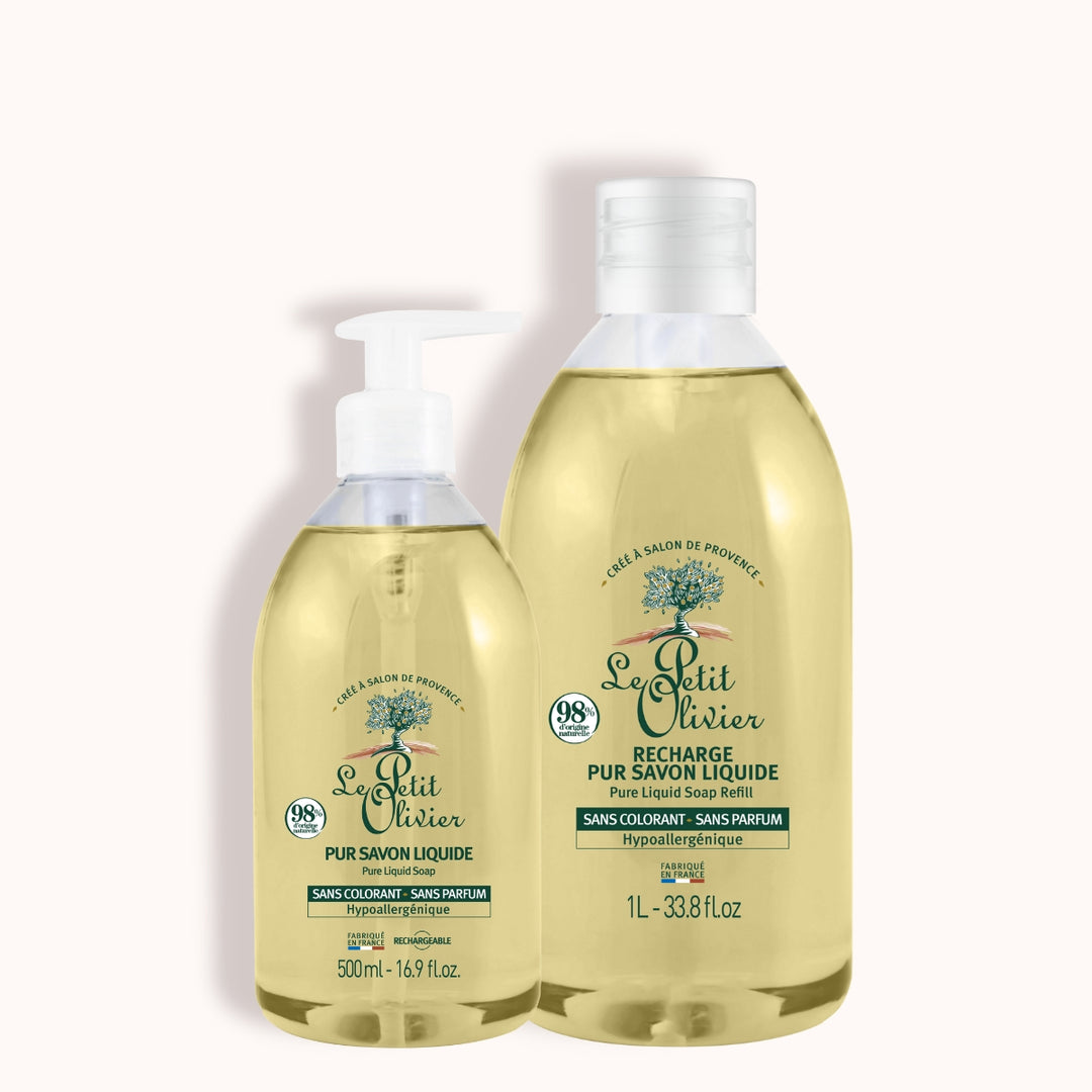 Le coffret « Savon Liquide & Recharge - Sans Parfum » de Le Petit Olivier comprend un flacon pompe de 500 ml et une recharge de 1 L, tous deux dotés d'étiquettes vert olive clair, contenant un savon liquide sans parfum, idéal pour les peaux sensibles.