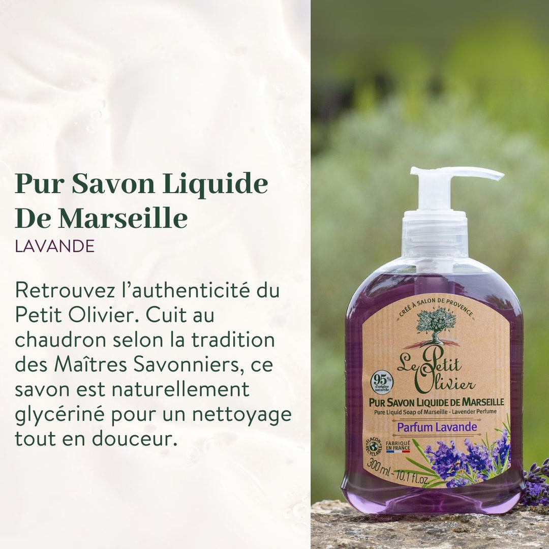 Un « Pack Découverte » de la gamme « Purs Savons Liquides de Marseille » de Le Petit Olivier repose sur un support rustique ; son étiquette, ornée du logo représentant un arbre, reflète le savoir-faire artisanal traditionnel et l'élégance naturelle de la marque.
