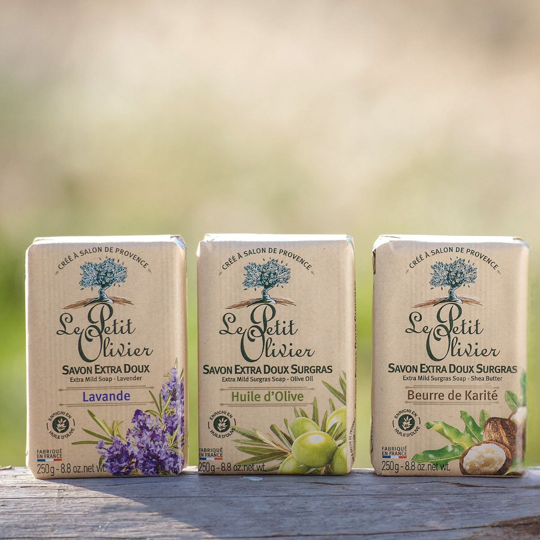 Le coffret « Découverte » de Le Petit Olivier, composé de trois savons « Extra Doux » — Lavande, Huile d’olive et Beurre de karité —, est présenté en vitrine avec des motifs ravissants. Fabriqués en France, ces savons sont enrichis en huile d’olive nourrissante.