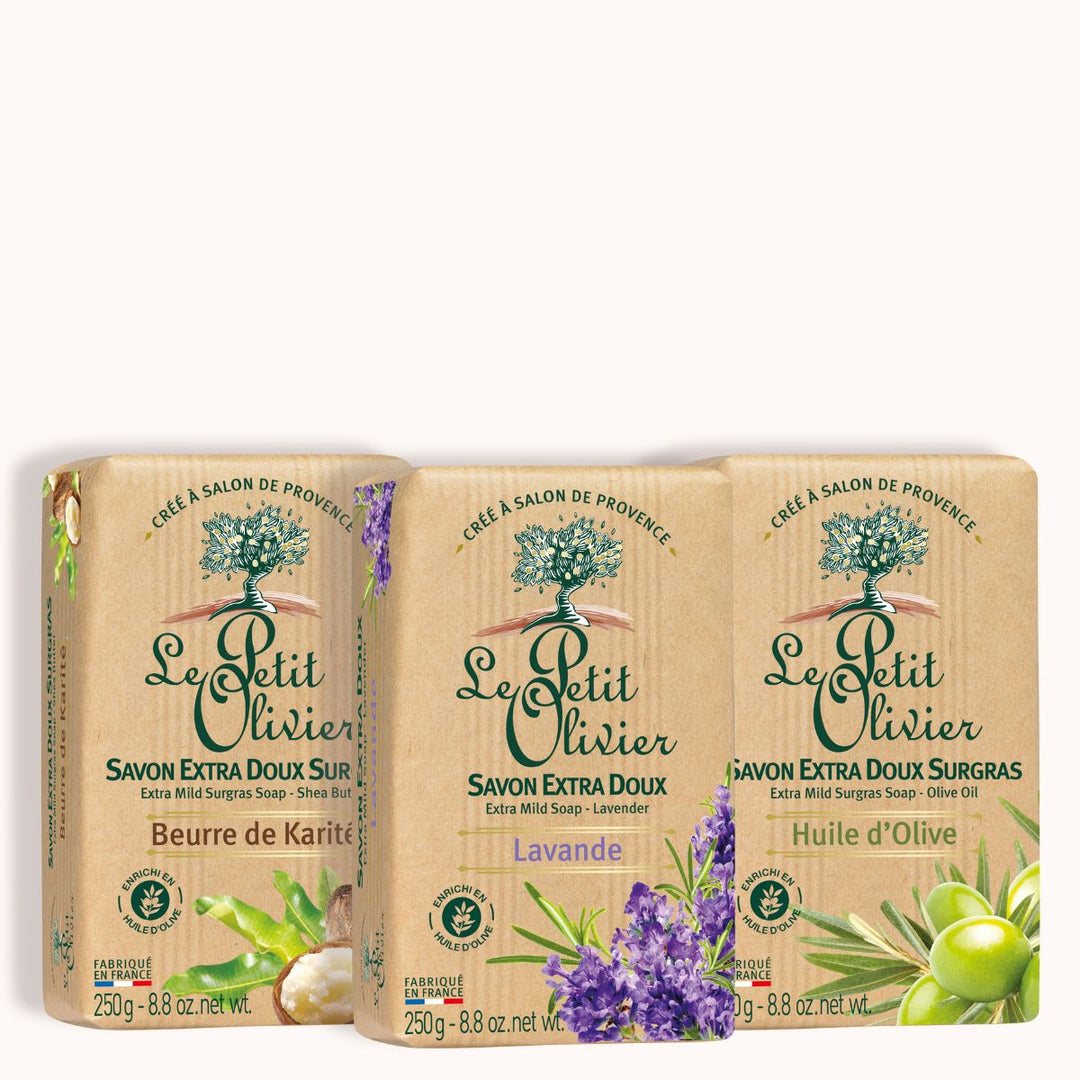Le coffret « Découverte » de Le Petit Olivier – Savons Extra Doux comprend trois pains de 250 g aux parfums de beurre de karité, de lavande et d'huile d'olive, présentés dans un emballage beige fabriqué en France, sur lequel les ingrédients sont indiqués en vert.