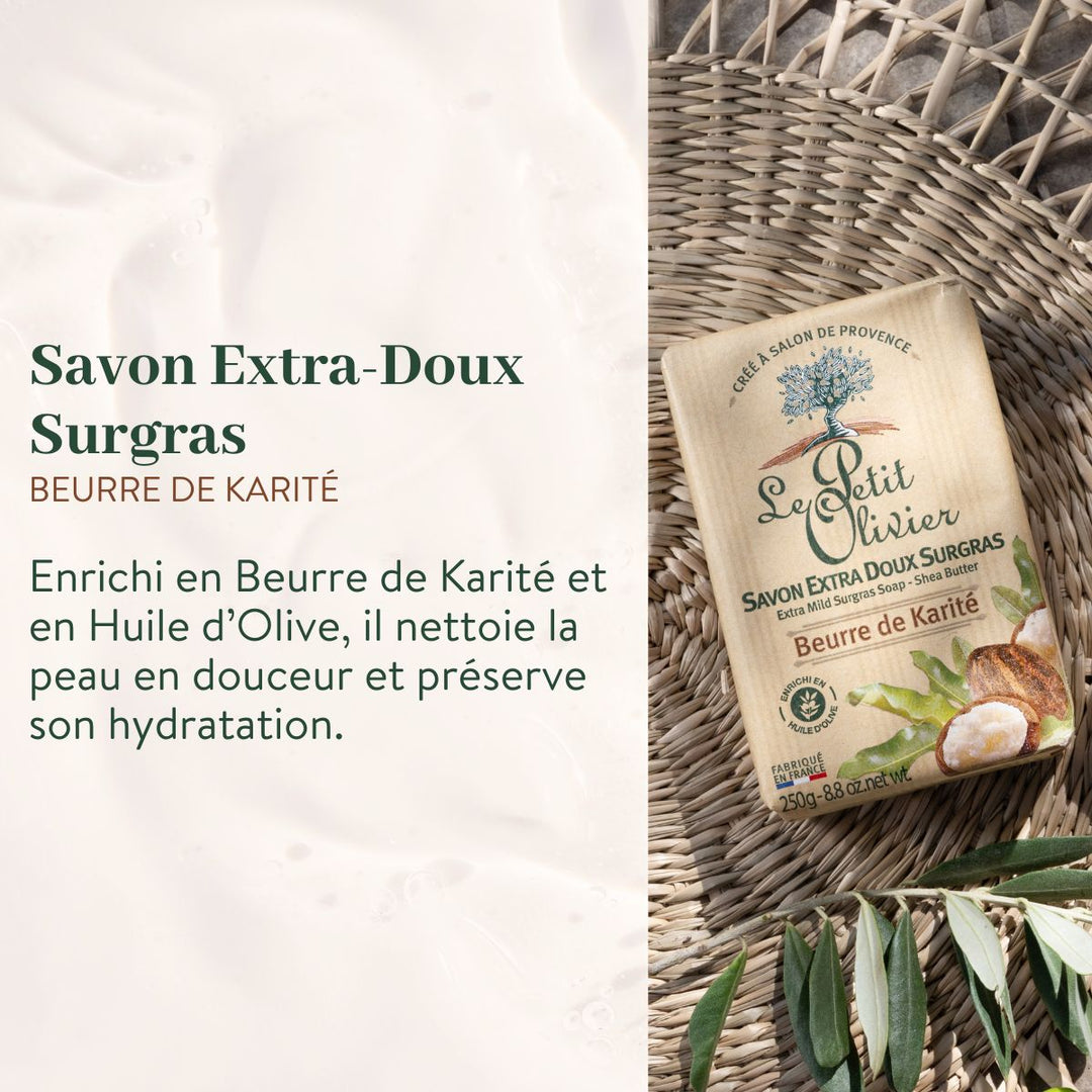 Un coffret « Découverte - Savons Extra Doux » de Le Petit Olivier repose sur un tapis tissé orné de feuilles vertes ; son fond crème évoque une douceur bienfaisante, des propriétés nourrissantes et un savoir-faire artisanal français authentique.