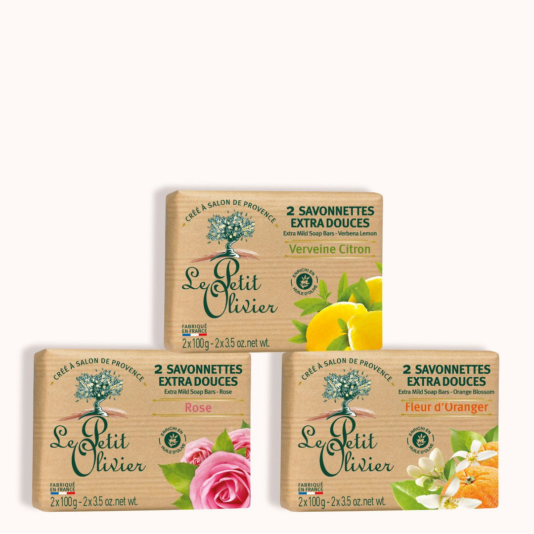 Trois coffrets « Découverte » de Le Petit Olivier – Savonnettes Extra Douces – sont présentés : Verveine Citron, Rose et Fleur d’Oranger. Chaque coffret contient deux savonnettes fabriquées en France à base d’huile d’olive, ornées de motifs colorés inspirés des fleurs et des agrumes.