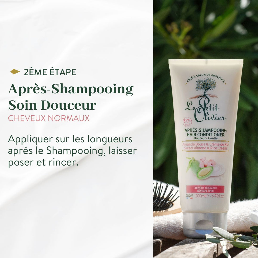 Un tube de « Le Petit Olivier Duo Shampoing et Après-Shampooing - Cheveux Normaux » est posé à la verticale à l'extérieur, baigné par la lumière du soleil et entouré de feuilles vertes ; le mode d'emploi en français est affiché à côté.