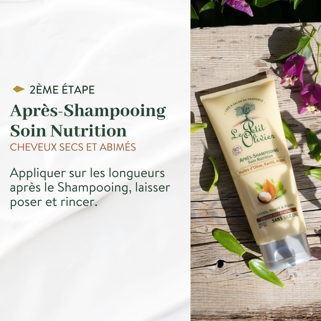 Un duo shampoing et après-shampoing « Cheveux secs et abîmés » de Le Petit Olivier, enrichi en huiles d’olive, de karité et d’argan, repose sur du bois baigné de soleil, orné de fleurs violettes et accompagné d’une notice en français.