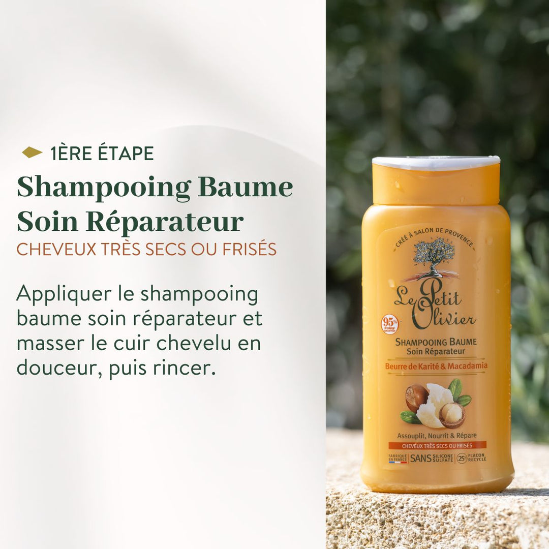 Un duo shampoing et après-shampoing « Cheveux très secs ou frisés » de La Petit Olivier repose sur une pierre à l'extérieur, avec le mode d'emploi en français visible à côté et une végétation luxuriante en arrière-plan.