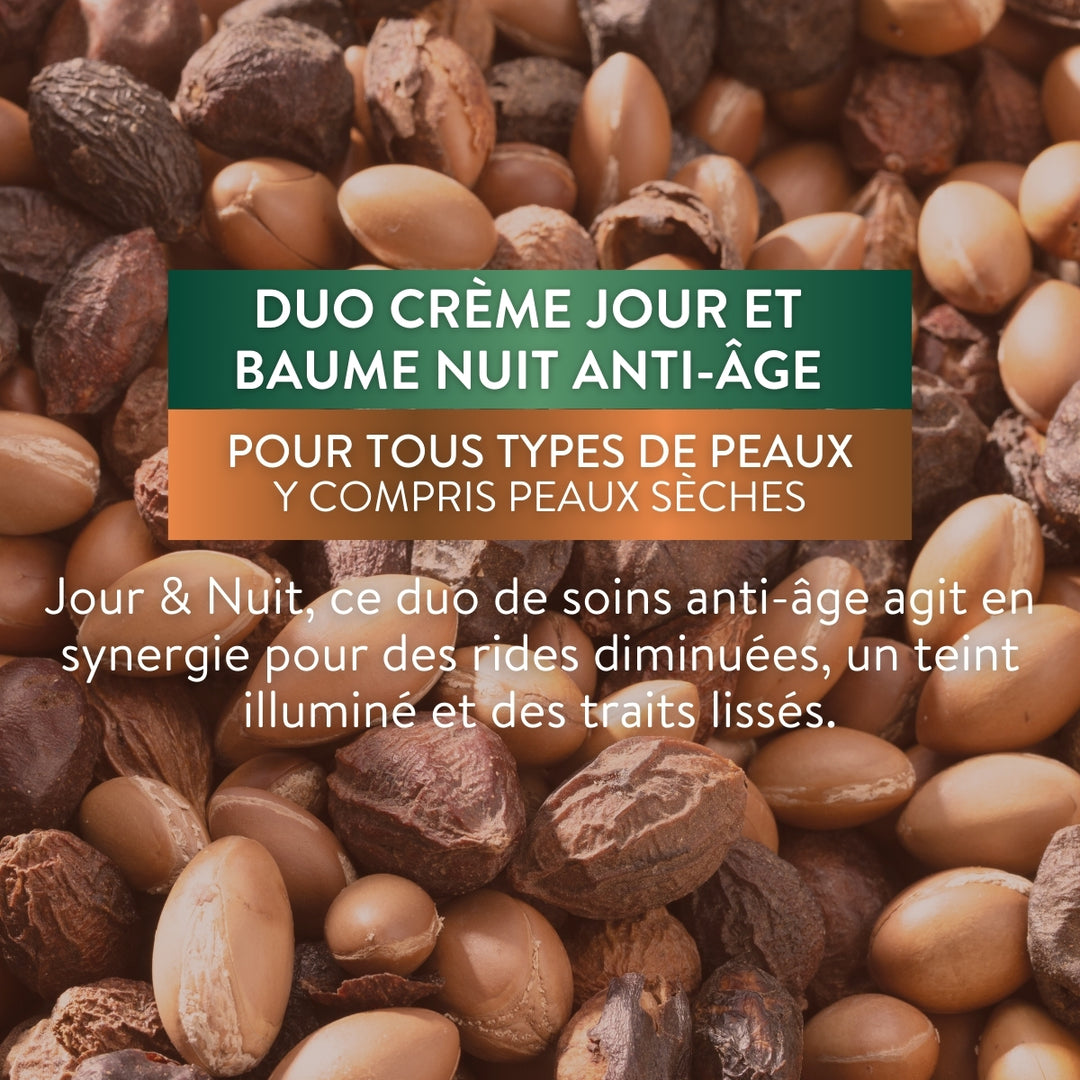 Gros plan sur des noix de karité et d’argan, accompagné d’un texte en français présentant la Crème de Jour et le Baume de Nuit Anti-âge « Duo » de Le Petit Olivier, des soins naturels pour le visage adaptés à tous les types de peau, même les plus sèches, qui lissent et illuminent la peau tout en atténuant les rides.