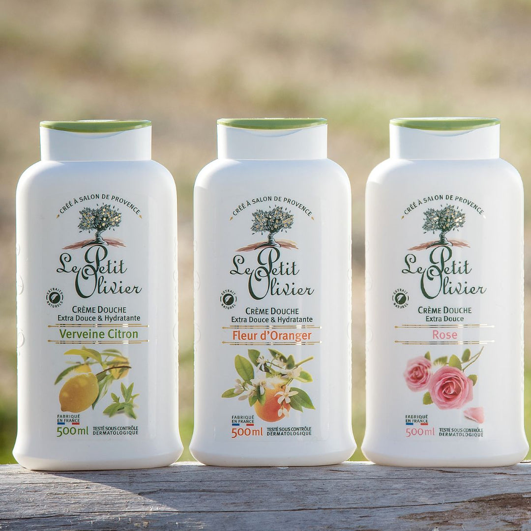 Le coffret « Découverte » de Le Petit Olivier comprend trois crèmes de douche de 500 ml — Verveine Citron, Fleur d’Oranger et Rose —, chacune ornée d’un motif unique. Fabriquées en France, ces crèmes de douche hydratantes sont présentées en extérieur sur la photo.