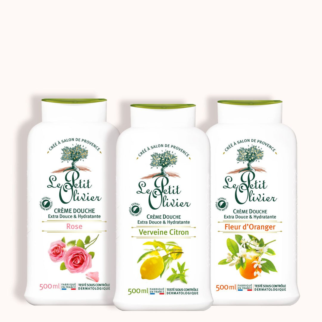 Le coffret « Découverte » de Le Petit Olivier – Crèmes de douche 500 ml – comprend trois flacons blancs – Rose, Verveine-Citron et Fleur d’Oranger – ornés de motifs floraux et fruités. Fabriquées en France pour un nettoyage doux et hydratant.