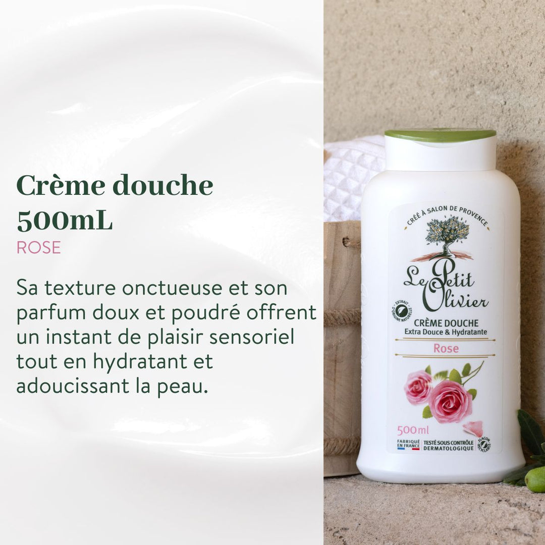 Un flacon issu du coffret « Le Petit Olivier Pack Découverte - Crèmes Douches 500 ml », fabriqué en France, repose sur une pierre à côté d’une serviette pliée et d’une plante. Le texte en français met en avant son parfum poudré de rose ainsi que ses propriétés nourrissantes et adoucissantes.