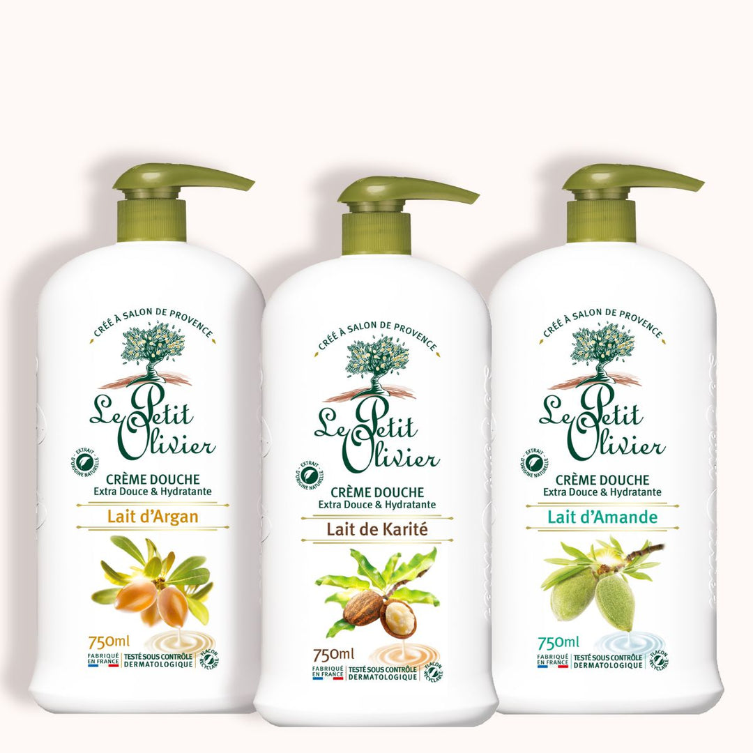 Le coffret découverte Le Petit Olivier - Crèmes de douche 750 ml comprend trois flacons blancs munis d’une pompe verte : les parfums Lait d’Argan, Lait de Karité et Lait d’Amande, destinés aux peaux sensibles, fabriqués en France, chacun mettant en avant son ingrédient phare sur l’étiquette.