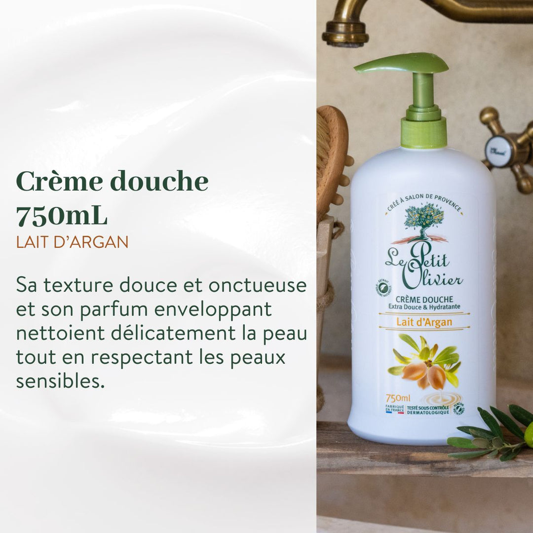 Un flacon de « Le Petit Olivier Pack Découverte - Crèmes Douches » de 750 ml, muni d'un doseur doré, trône sur le plan de toilette, près d'une plante verte. Le texte met en avant sa formule douce et hydratante adaptée aux peaux sensibles, ainsi que le fait qu'il soit fabriqué en France.