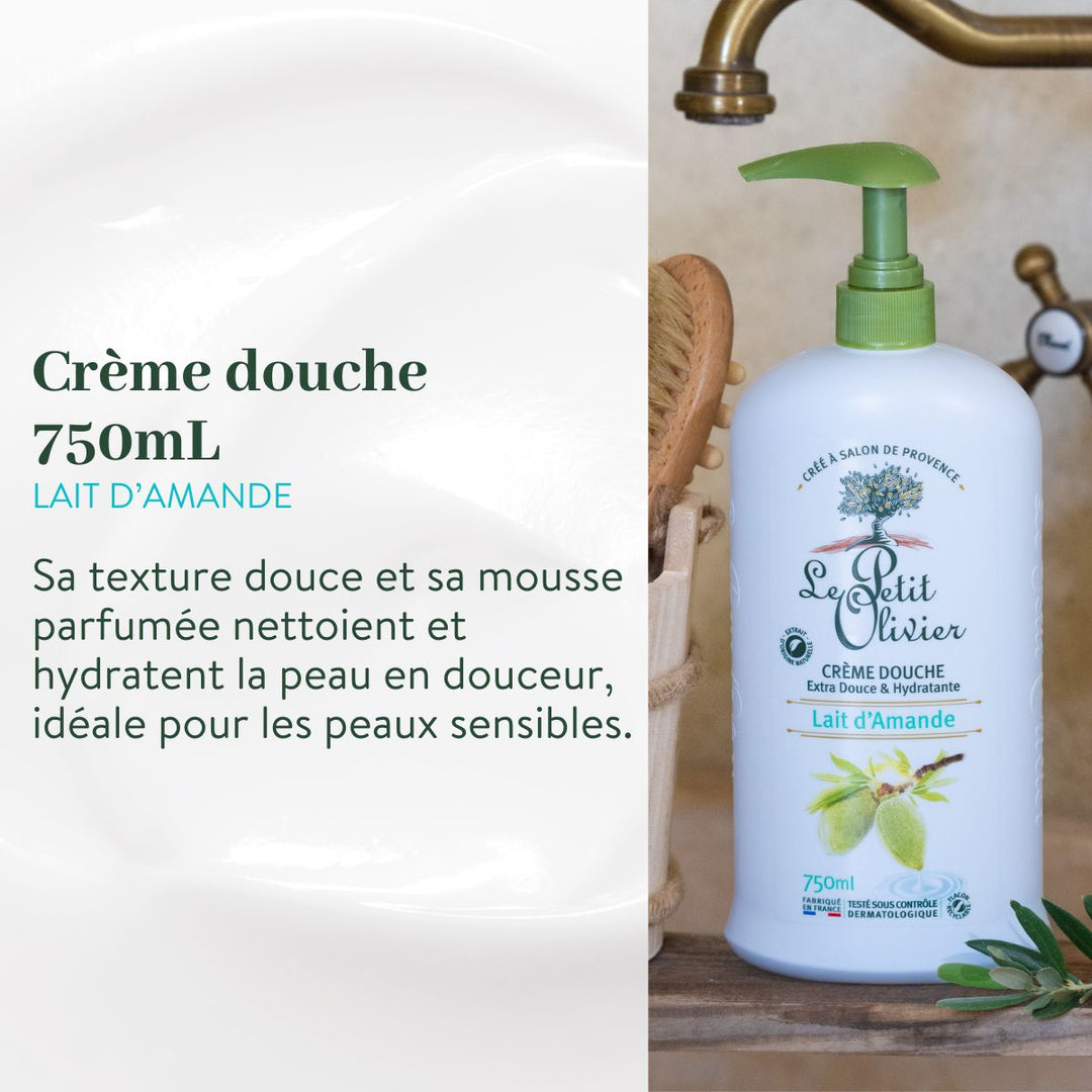 Un flacon du coffret « Découverte » de Le Petit Olivier – Crèmes de douche, d’une contenance de 750 ml et muni d’une pompe verte, repose sur un plan de travail en bois près d’un lavabo en laiton. Une inscription met en avant sa formule douce et hydratante, idéale pour les peaux sensibles et fabriquée en France.