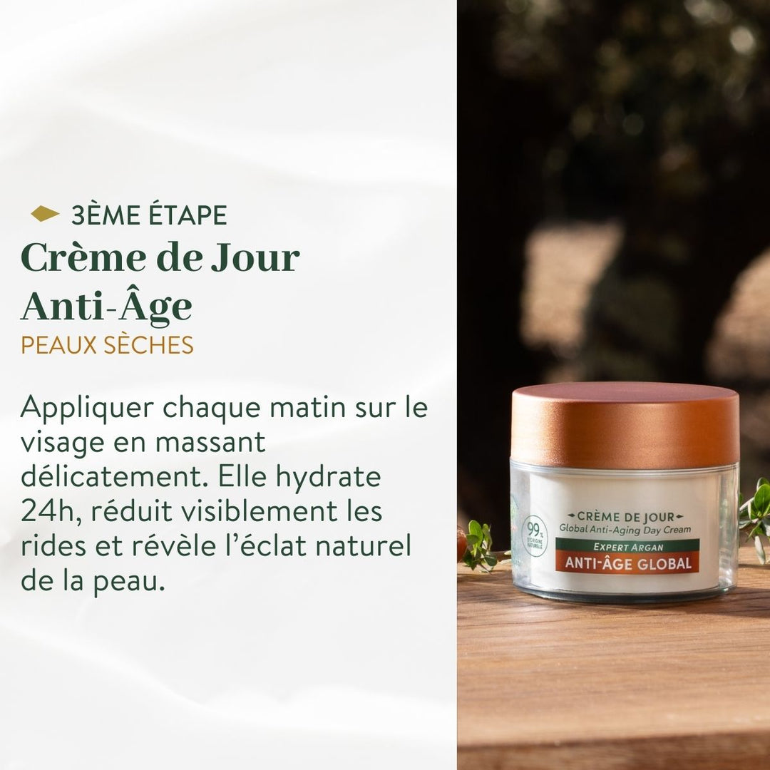 Un pot de « Le Petit Olivier Rituel Soin Visage Complet Anti-Âge » est posé sur une surface en bois ; une étiquette en français indique que ce soin visage anti-âge hydrate la peau sèche pendant 24 heures et lisse les rides pour un teint naturellement éclatant.