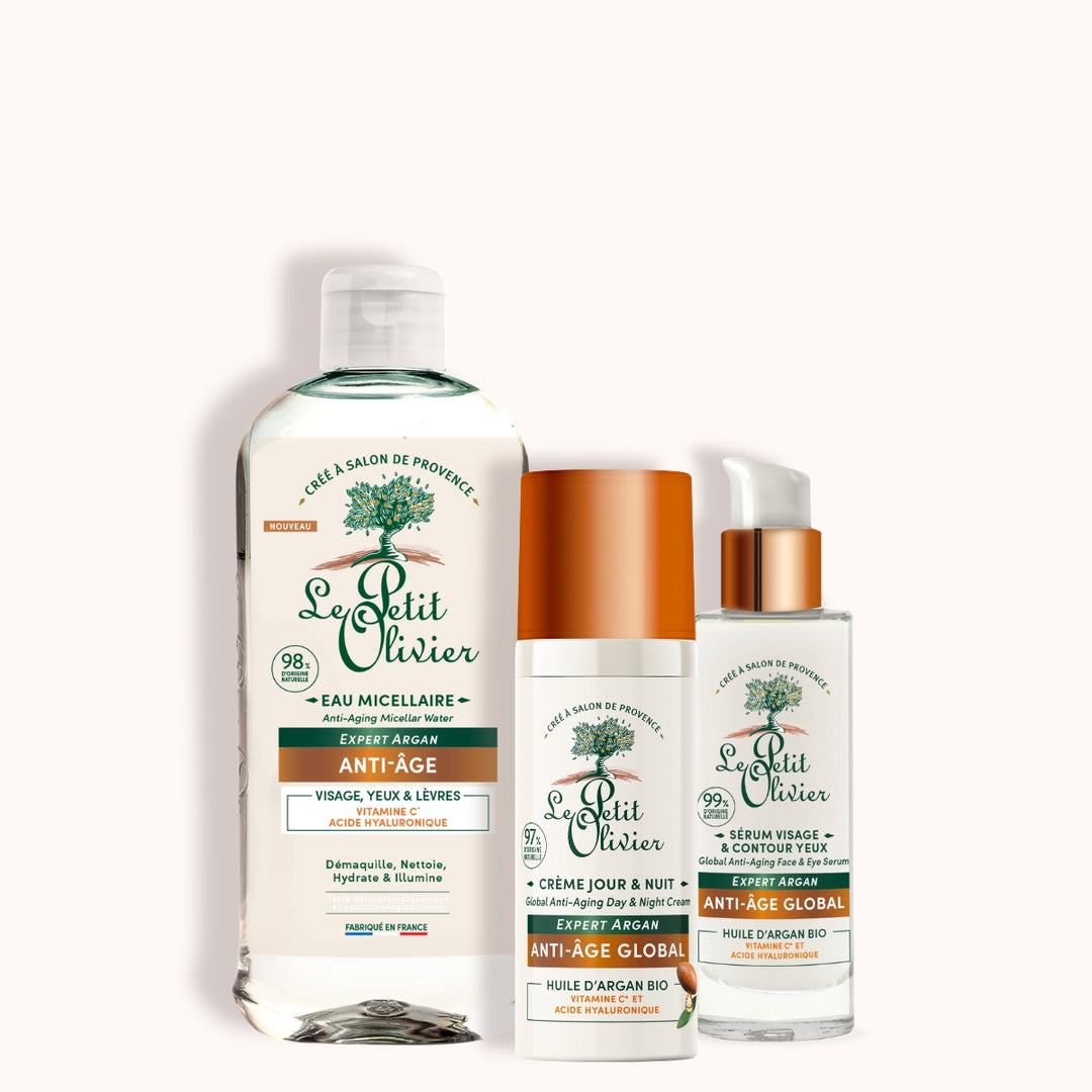 Trois produits de la gamme « Le Petit Olivier Rituel Soin Visage Express Anti-Âge » sont présentés : une eau micellaire, une crème jour-nuit en flacon pompe et un sérum visage, tous sur fond blanc rehaussé de touches de vert et d'orange.