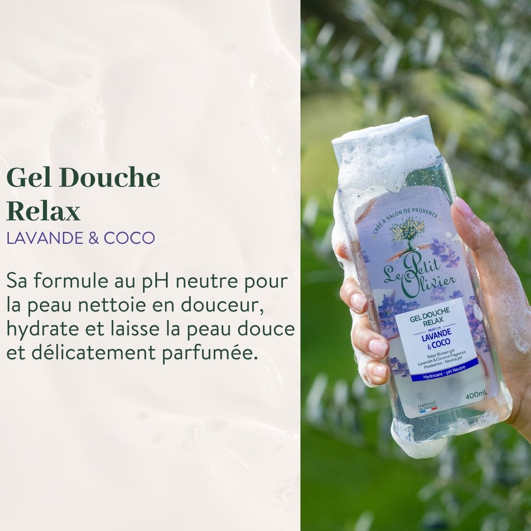 Une main tient un flacon de « Le Petit Olivier Pack Découverte - Gels Douches 400 ml » devant un feuillage vert, avec les informations sur le produit en français à gauche. Ce gel douche nettoie en douceur grâce à sa formule au pH neutre.
