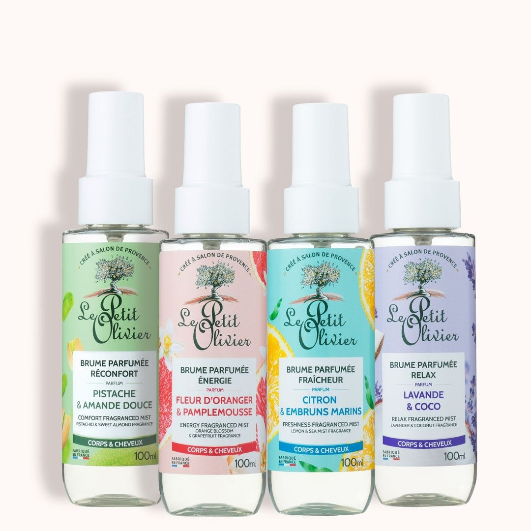 Le coffret « Découverte - Brumes Parfumées » de Le Petit Olivier comprend quatre brumes pour le corps et les cheveux fabriquées en France, aux parfums « Pistache et amande douce », « Fleur d'oranger et pamplemousse », « Citron et brise marine » et « Lavande et noix de coco », toutes ornées d'étiquettes colorées.