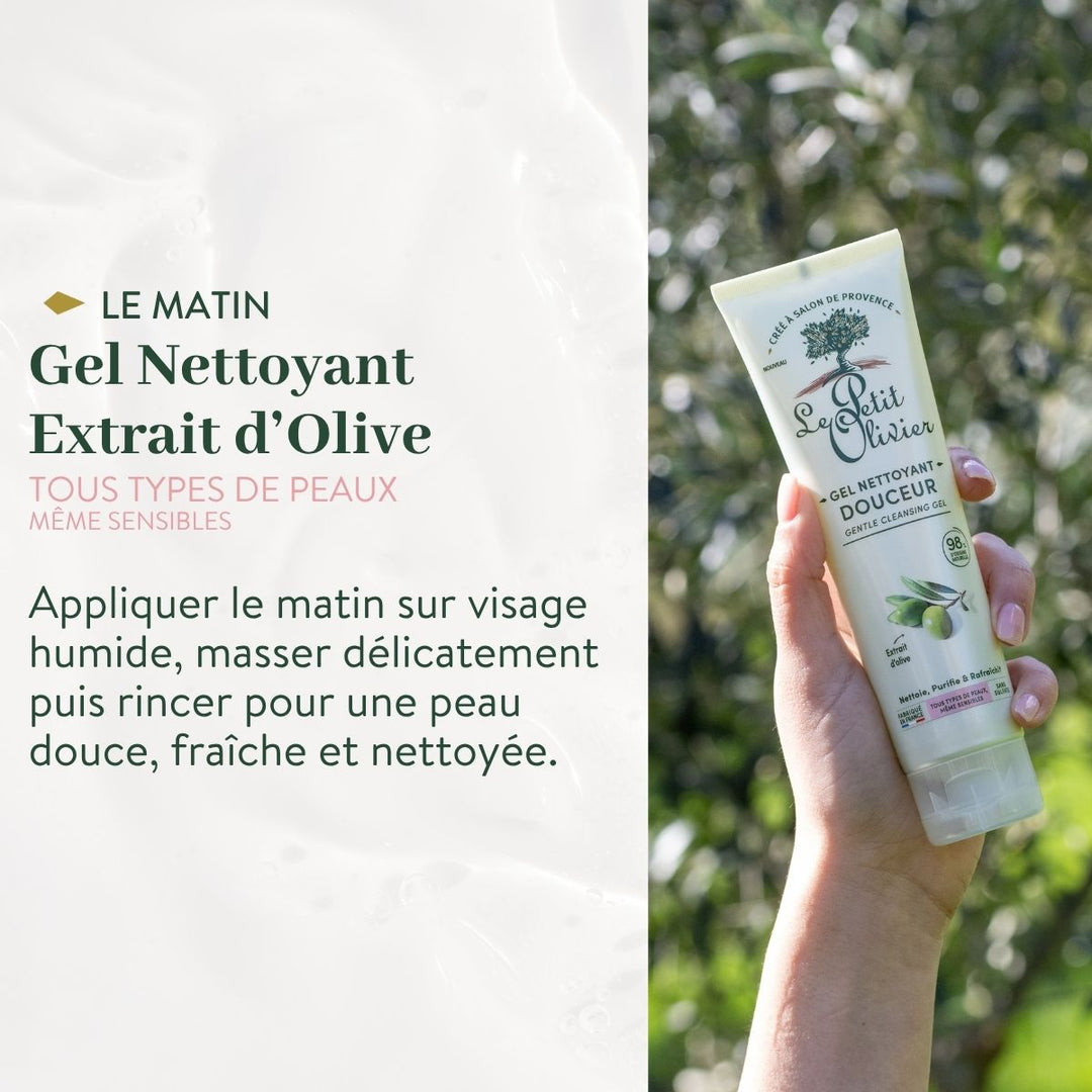 Une main tient un tube de « Le Petit Olivier Rituel Soin Visage Express Douceur » devant des feuilles vertes. Le texte en français met en avant ce soin du visage à base d'olive, idéal pour les peaux normales à sèches et suffisamment doux pour les peaux sensibles.