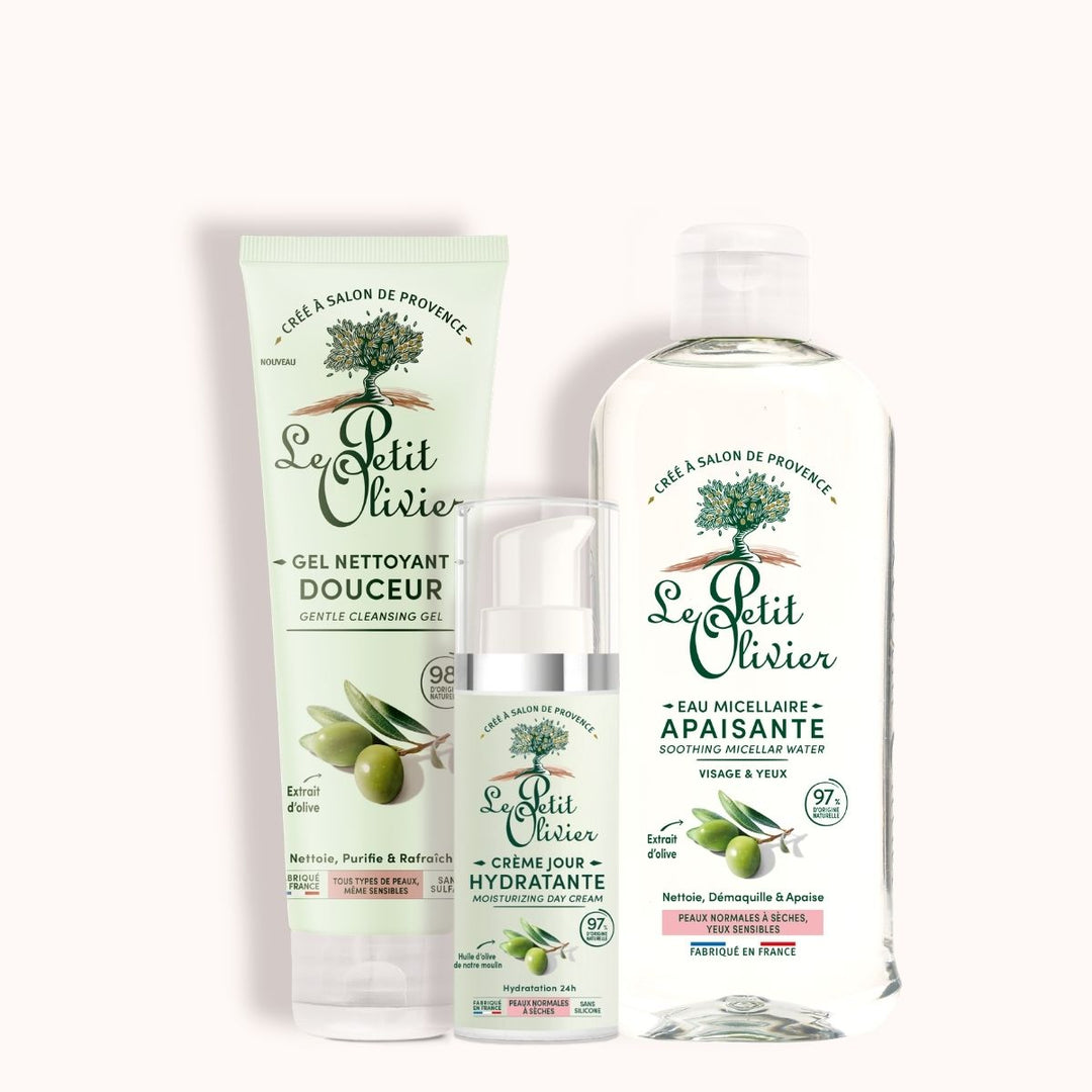 La gamme « Rituel Soin Visage Express Douceur » de Le Petit Olivier, destinée aux peaux normales à sèches, comprend un gel nettoyant, une crème hydratante et une eau micellaire, tous ornés de motifs d'olives et de touches de vert.