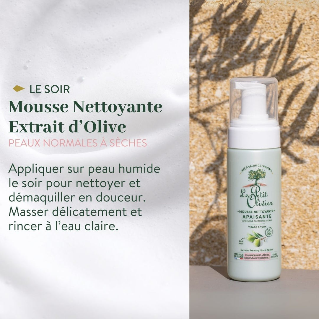 Un flacon de « Le Petit Olivier Duo Nettoyant Douceur - Jour & Nuit » est posé sur une surface claire. Des notes sur le texte indiquent qu'il convient aux peaux normales à sèches et précisent les instructions d'utilisation pour le soir ; des ombres de feuilles apparaissent en arrière-plan. Formulé à partir d'ingrédients d'origine naturelle.