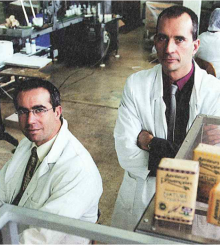 Deux hommes en blouse travaillant dans un laboratoire 