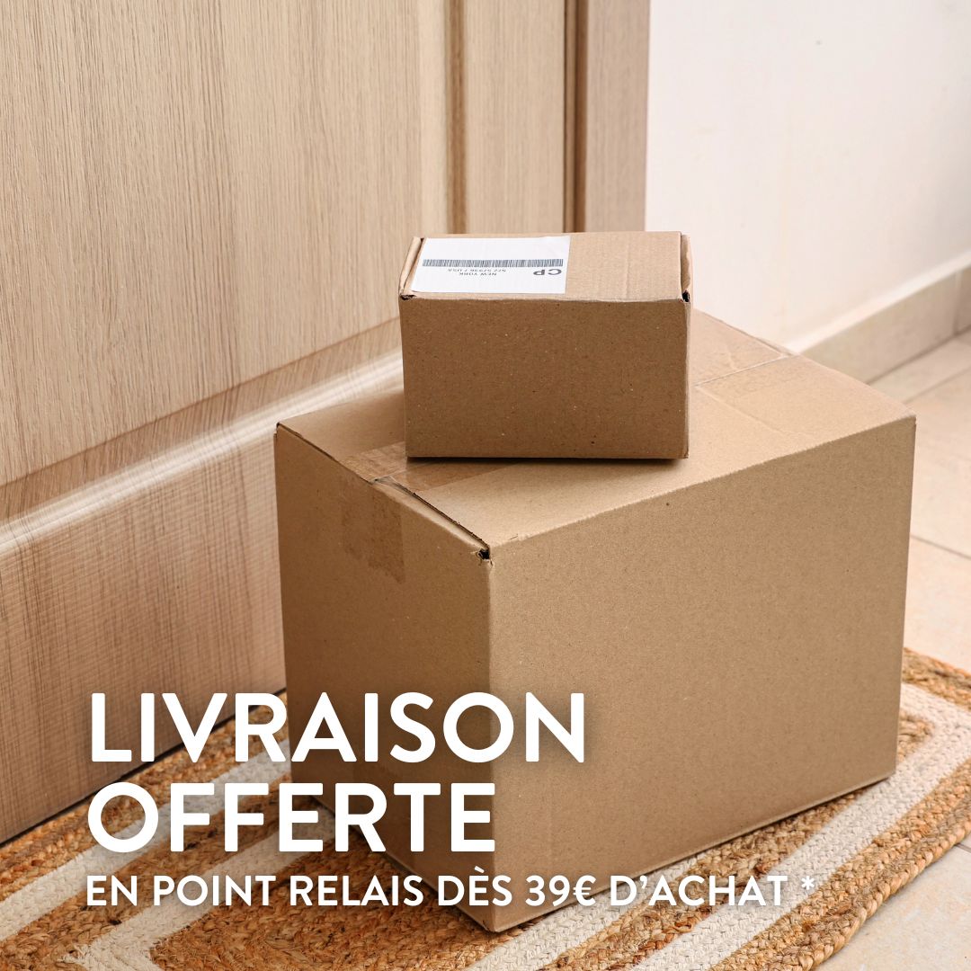 Deux cartons sont posés sur un paillasson devant une porte en bois fermée. Une légende en français sur l'image indique que la livraison est gratuite dans les points de retrait pour tout achat supérieur à 39 euros.