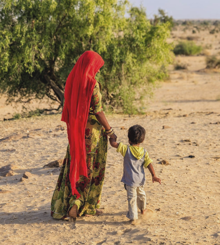une femme et un enfant marchant dans un désert