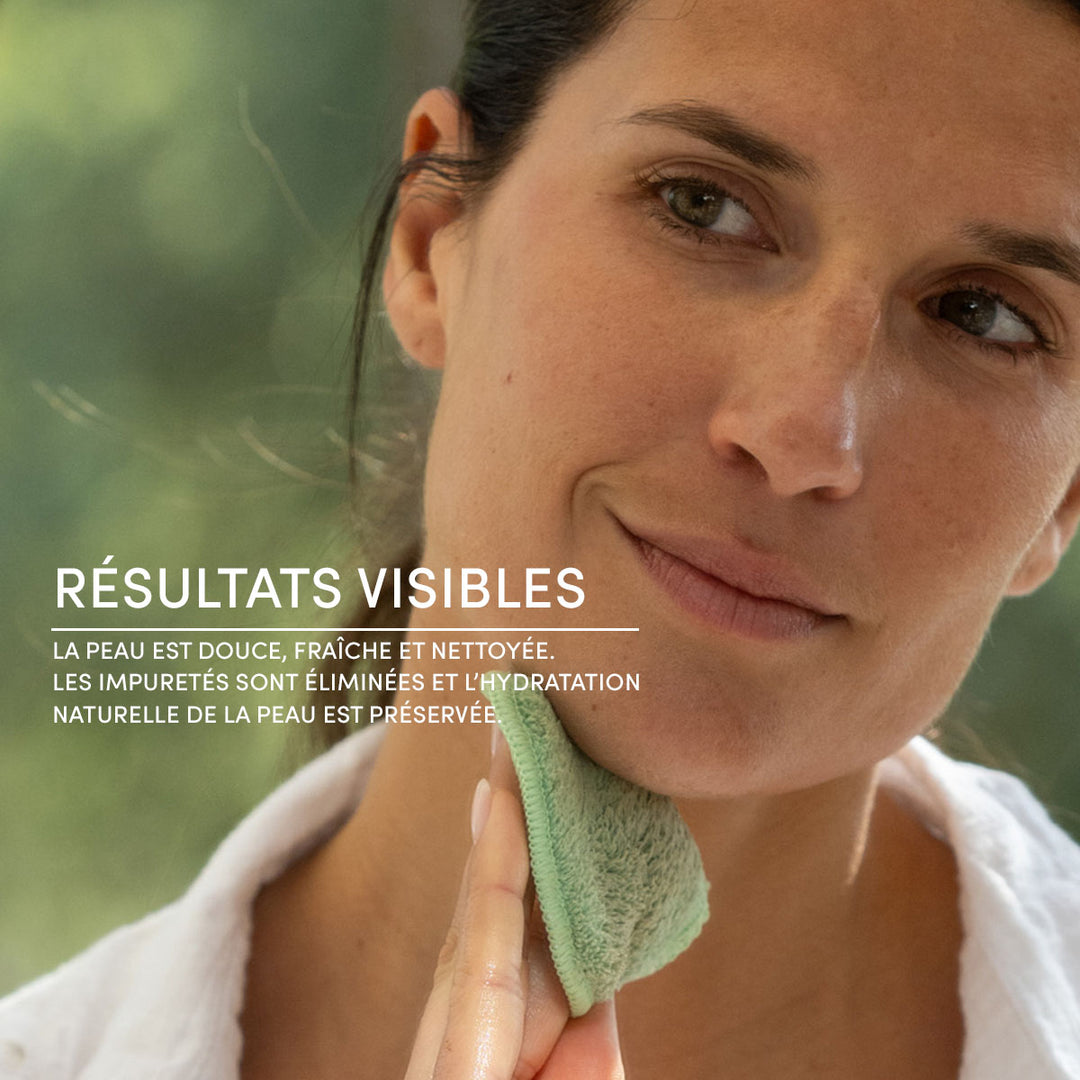 Une femme s'essuie la joue avec une éponge verte. Le texte en français met en avant les résultats visibles du soin du visage « Gel Nettoyant Visage Douceur » de Le Petit Olivier : une peau douce et fraîche, des impuretés éliminées et une hydratation naturelle préservée.