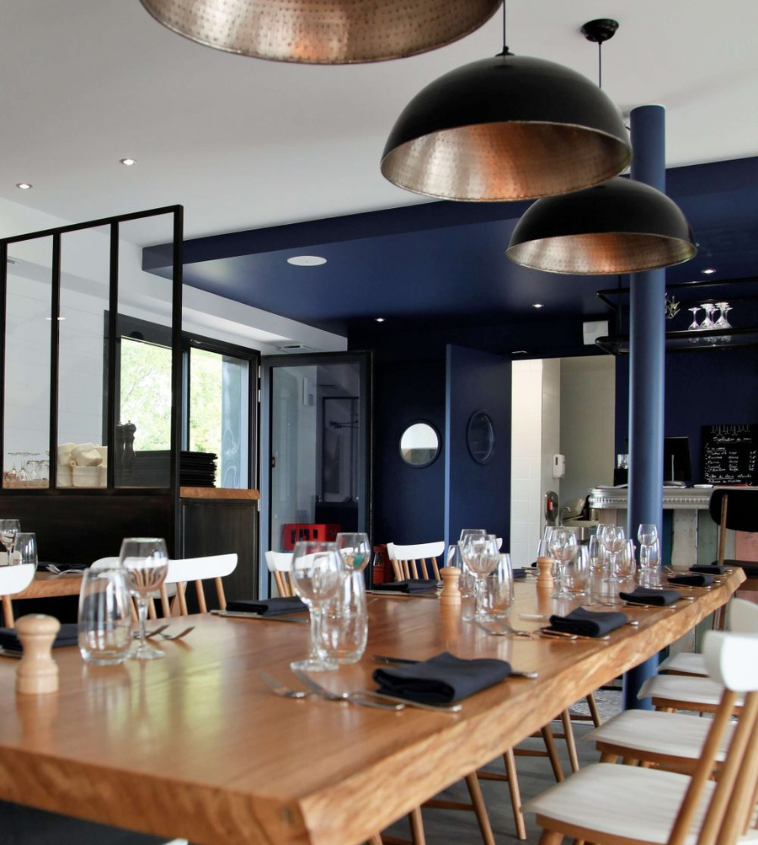 Restaurant avec tables dressées et chaises
