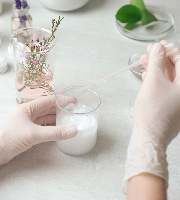 Texture crémeuse dans un récipient analysée avec une pipette 